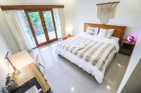 Modern Room w/ Desk, Kitchenette & 2 Rest Zones-1